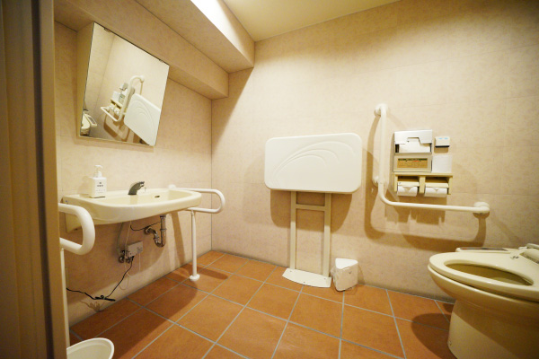 茅野シティホール １F 広い トイレ